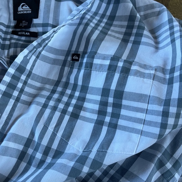 ⭐️ 3/$10 ⭐️ Quicksilver Gray Short Sleeve Button Up - Picture 3 of 4